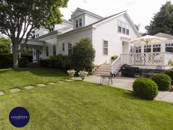 Cape Cod Home 995275