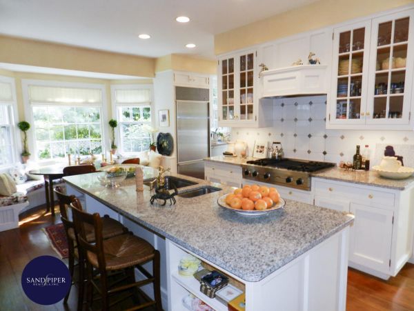 Cape Cod Home 995275