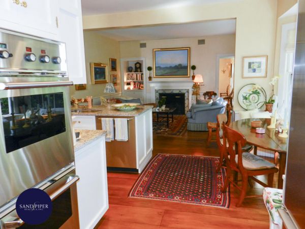 Cape Cod Home 995275
