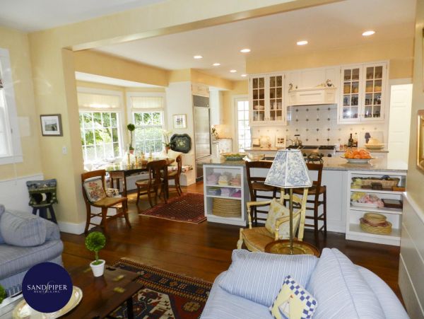 Cape Cod Home 995275