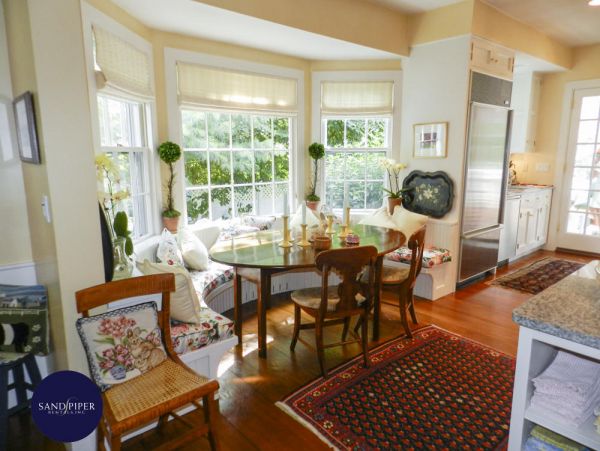 Cape Cod Home 995275