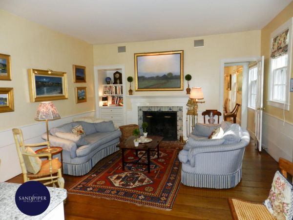 Cape Cod Home 995275