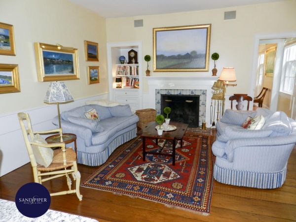 Cape Cod Home 995275