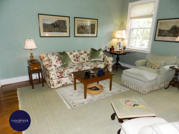 Cape Cod Home 995275