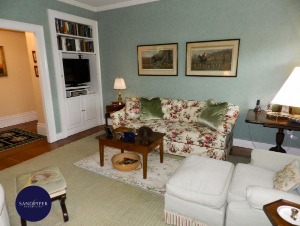 Cape Cod Home 995275
