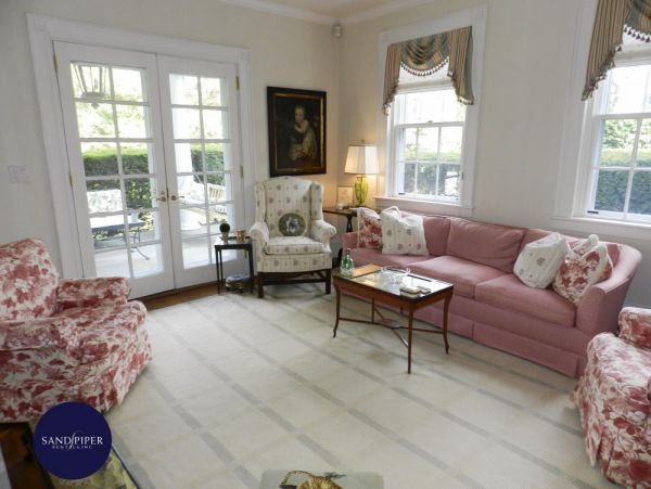 Cape Cod Home 995275