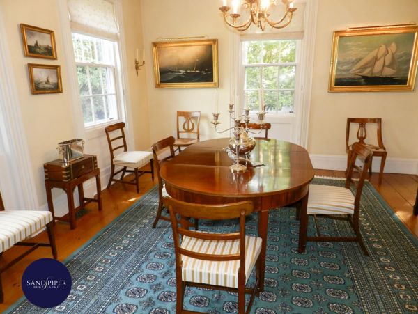 Cape Cod Home 995275