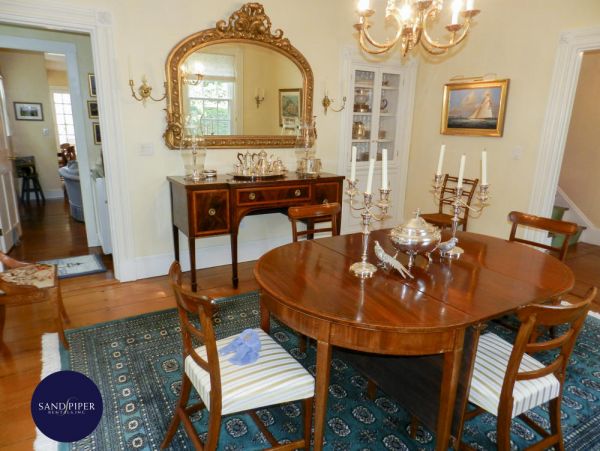 Cape Cod Home 995275