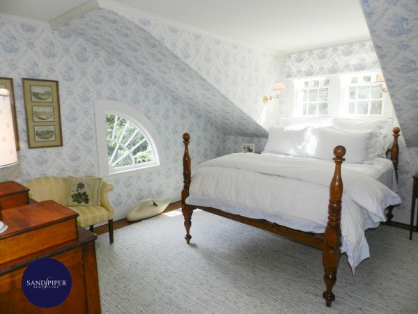 Cape Cod Home 995275