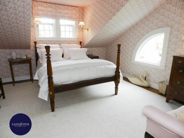 Cape Cod Home 995275
