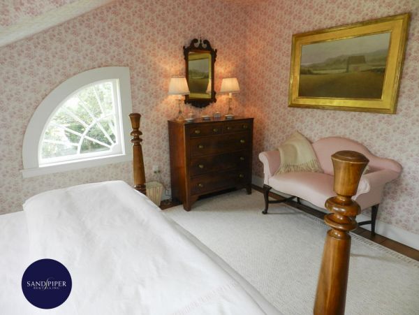 Cape Cod Home 995275