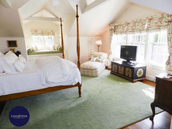 Cape Cod Home 995275