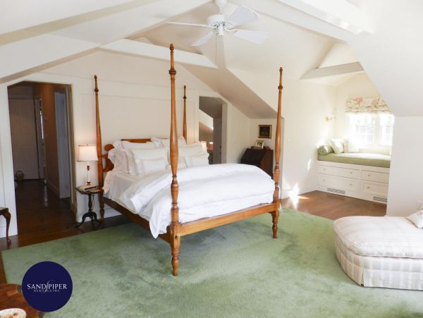 Cape Cod Home 995275