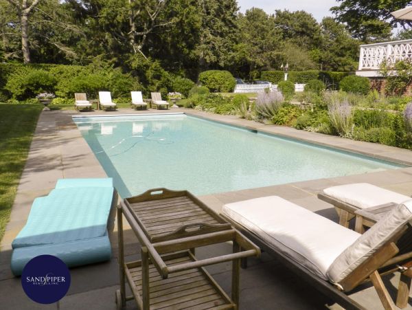 Cape Cod Home 995275