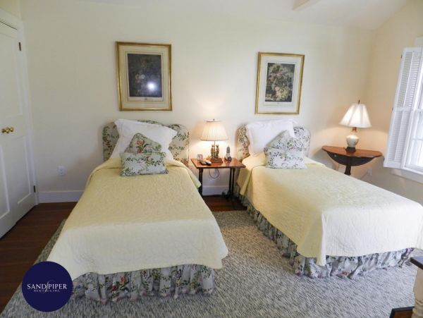 Cape Cod Home 995275
