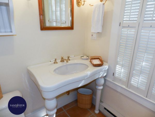 Cape Cod Home 995275
