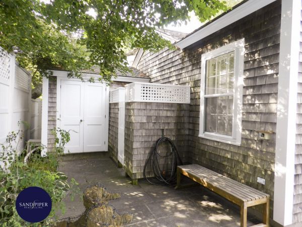 Cape Cod Home 995275