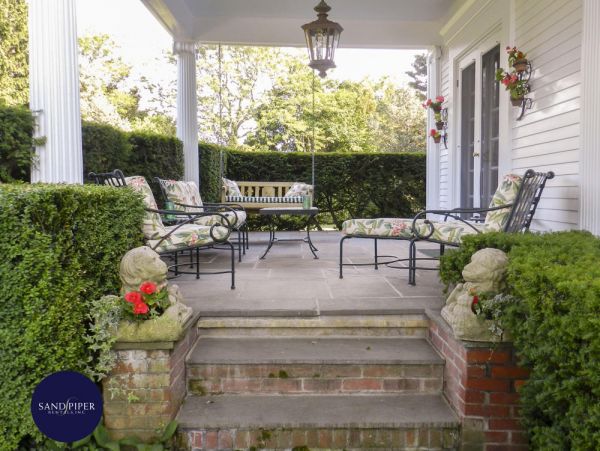 Cape Cod Home 995275
