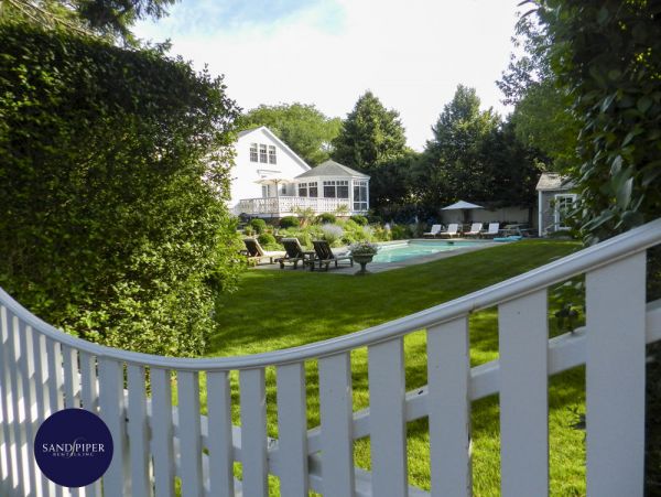 Cape Cod Home 995275