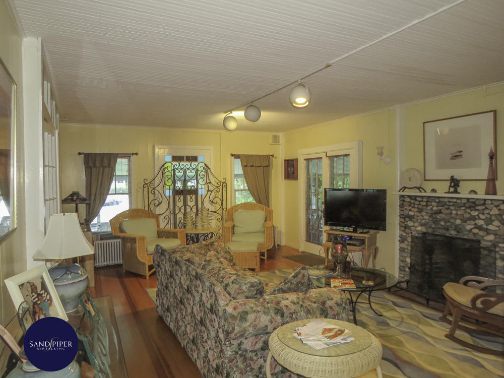 Cape Cod Home 995279