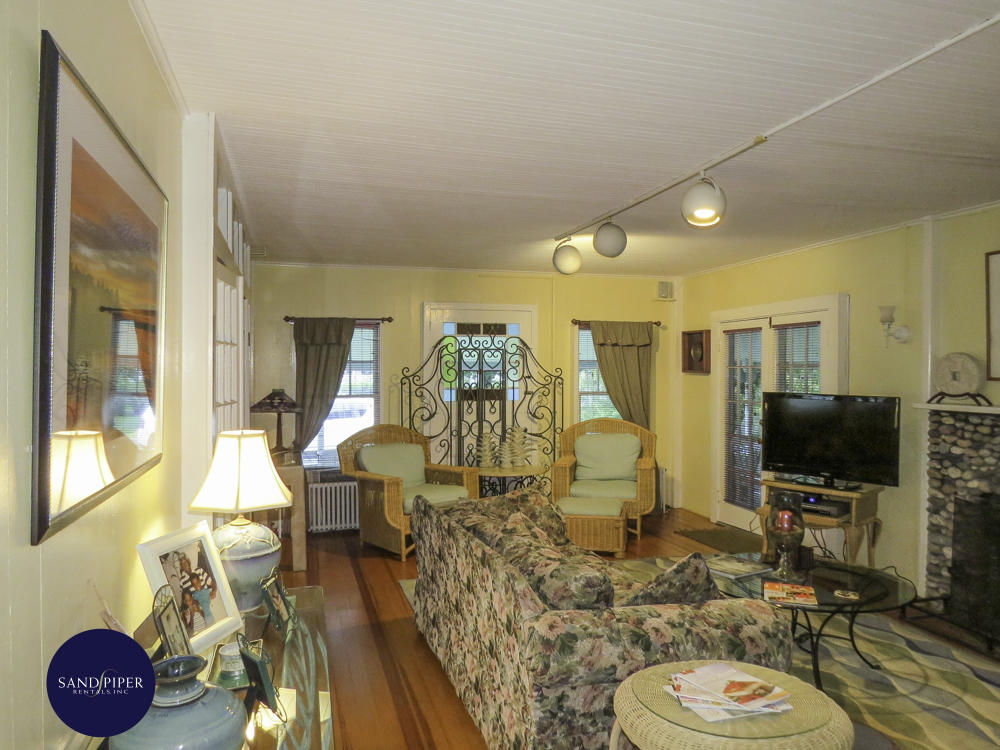 Cape Cod Home 995279