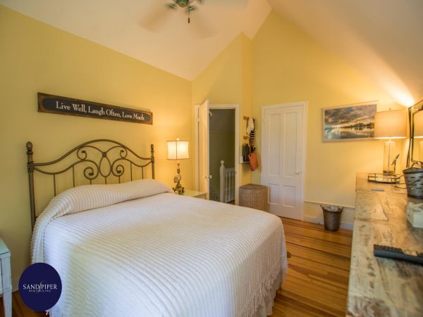 Cape Cod Home 995279