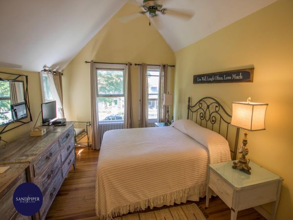Cape Cod Home 995279