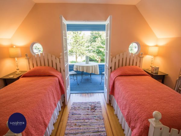Cape Cod Home 995279