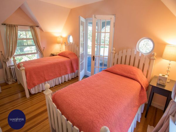 Cape Cod Home 995279