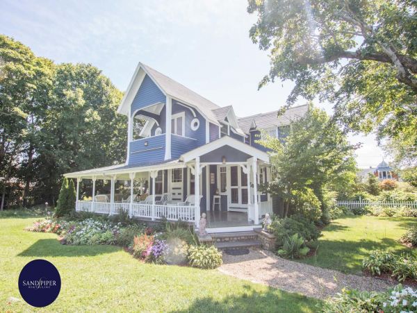 Cape Cod Home 995279