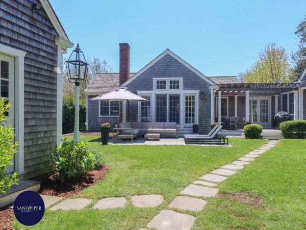 Cape Cod Home 995281