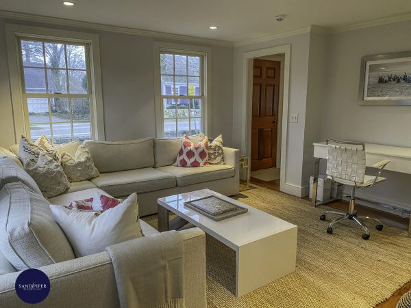 Cape Cod Home 995281