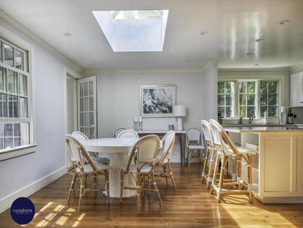 Cape Cod Home 995281