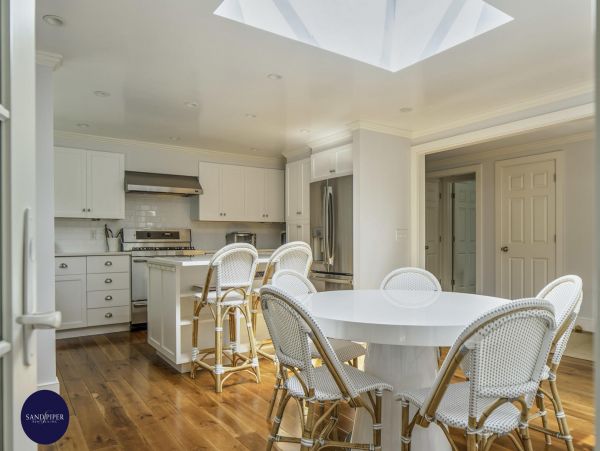 Cape Cod Home 995281