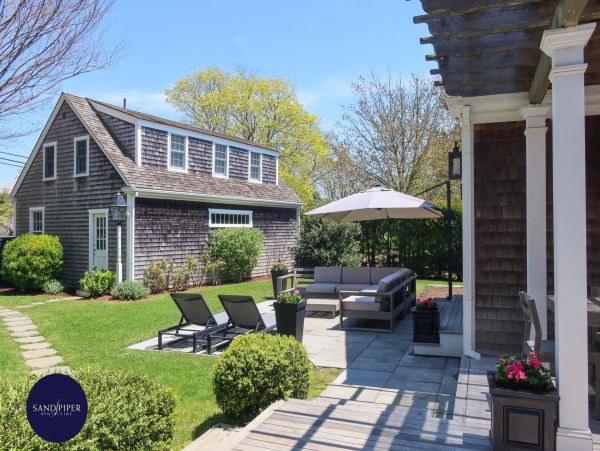 Cape Cod Home 995281