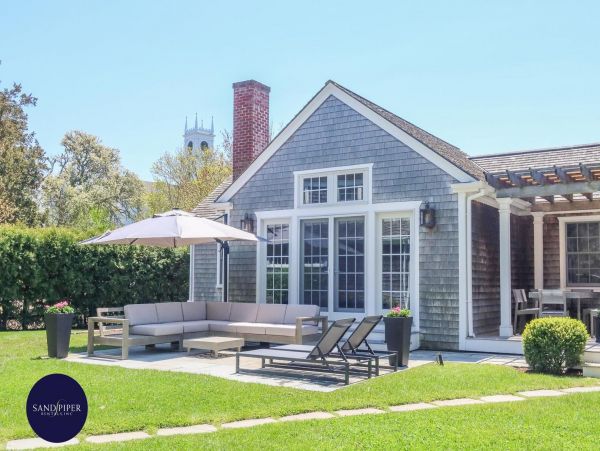 Cape Cod Home 995281