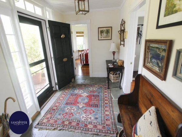 Cape Cod Home 995282