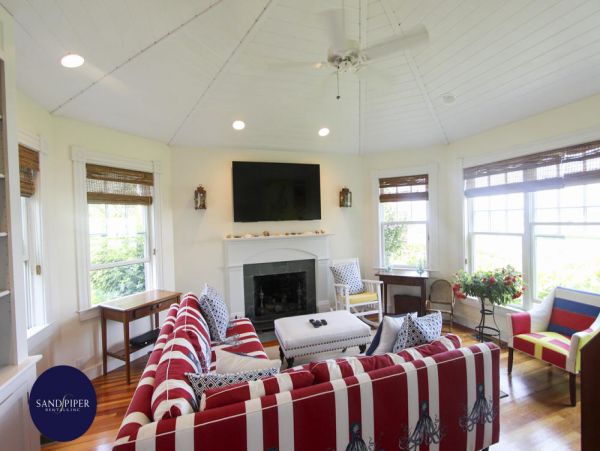 Cape Cod Home 995282