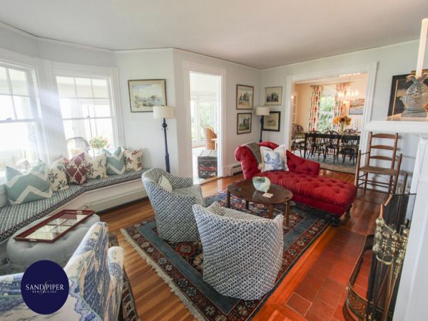 Cape Cod Home 995282