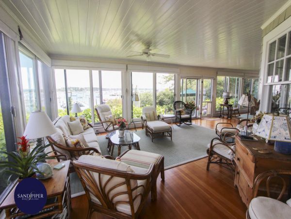 Cape Cod Home 995282