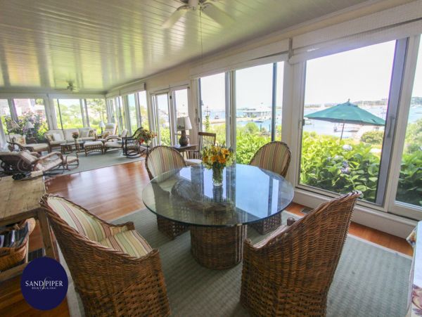 Cape Cod Home 995282
