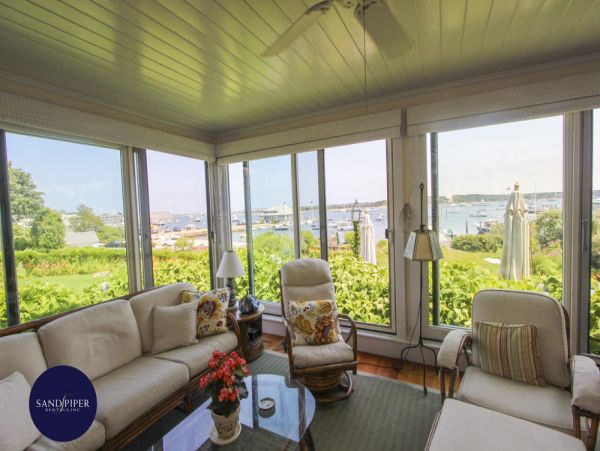 Cape Cod Home 995282