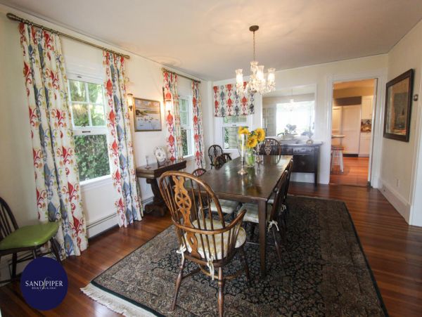 Cape Cod Home 995282