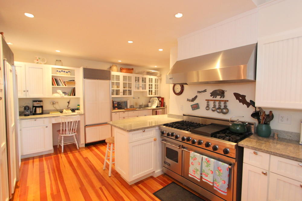 Cape Cod Home 995282