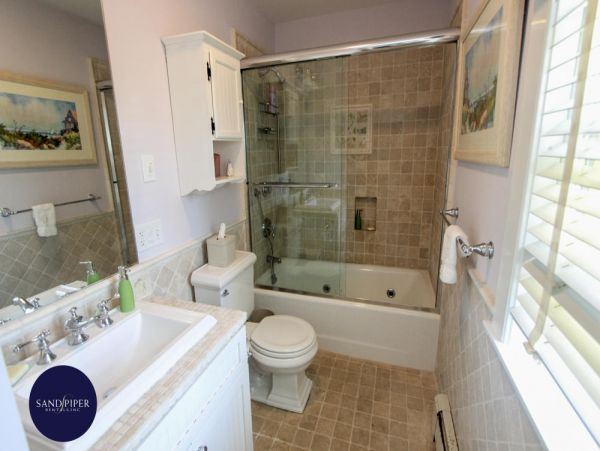 Cape Cod Home 995282