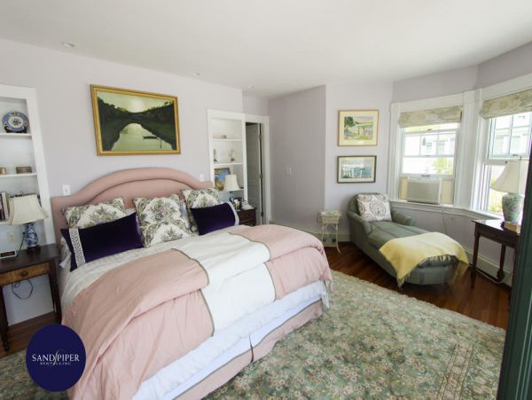 Cape Cod Home 995282