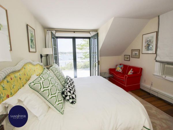 Cape Cod Home 995282