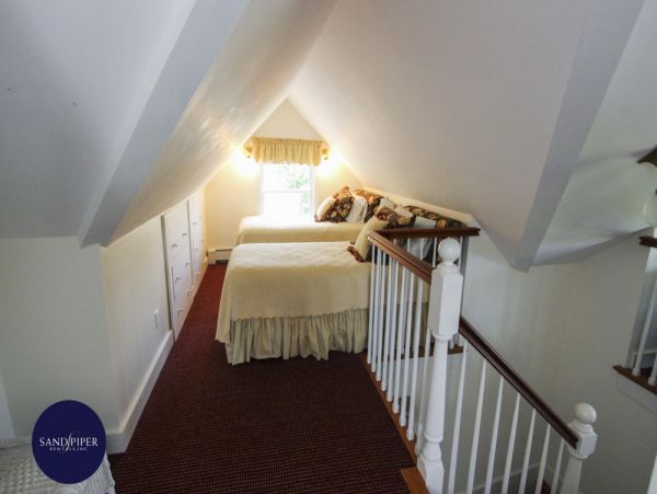 Cape Cod Home 995282