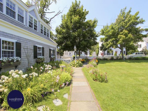 Cape Cod Home 995282