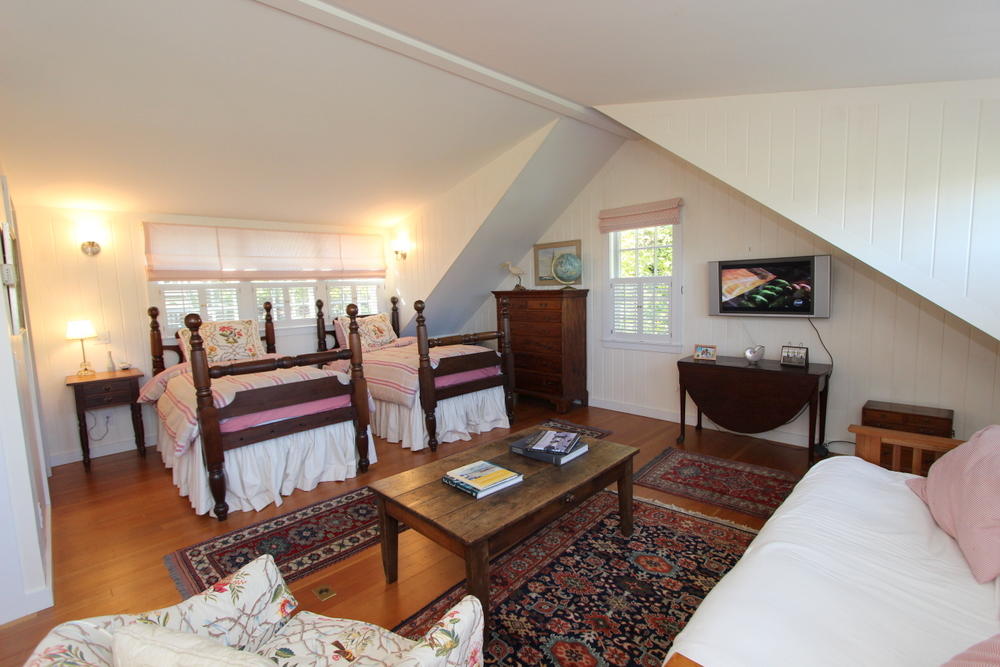 Cape Cod Home 995282